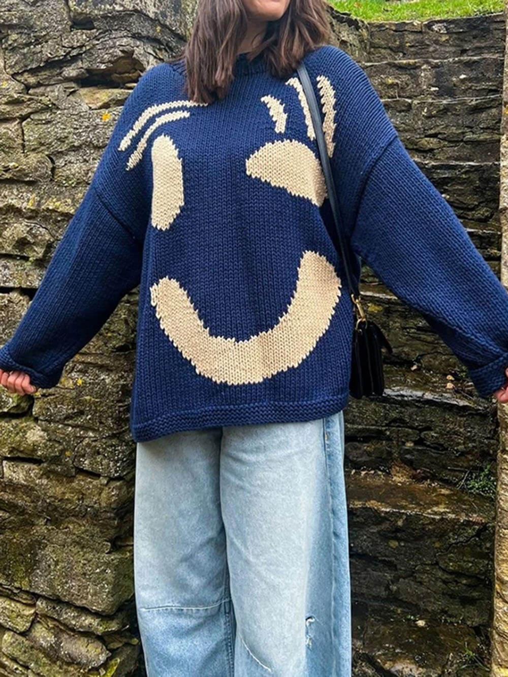 Damen Strickpullover Happy Sunday mit abstraktem Gesichtsmotiv – Komfortabler Freizeit-Look
