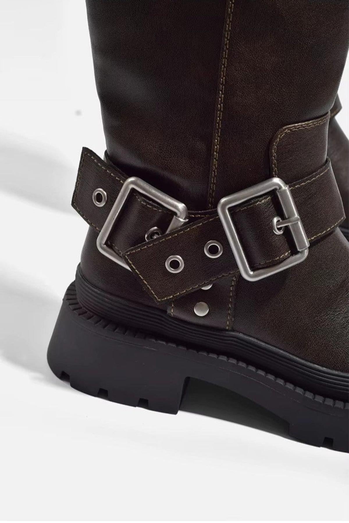 Damen Stiefel mit Schnallen und Plateausohle – Retro Look für Alltag und Freizeit