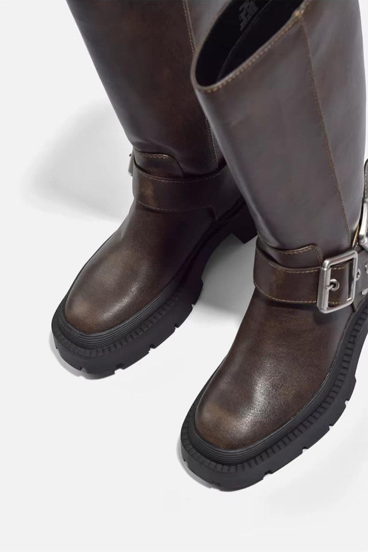 Damen Stiefel mit Schnallen und Plateausohle – Retro Look für Alltag und Freizeit