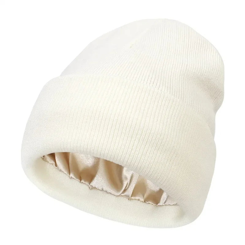 Susan – Flauschige Damenstrickmütze mit Seidensatin-Futter