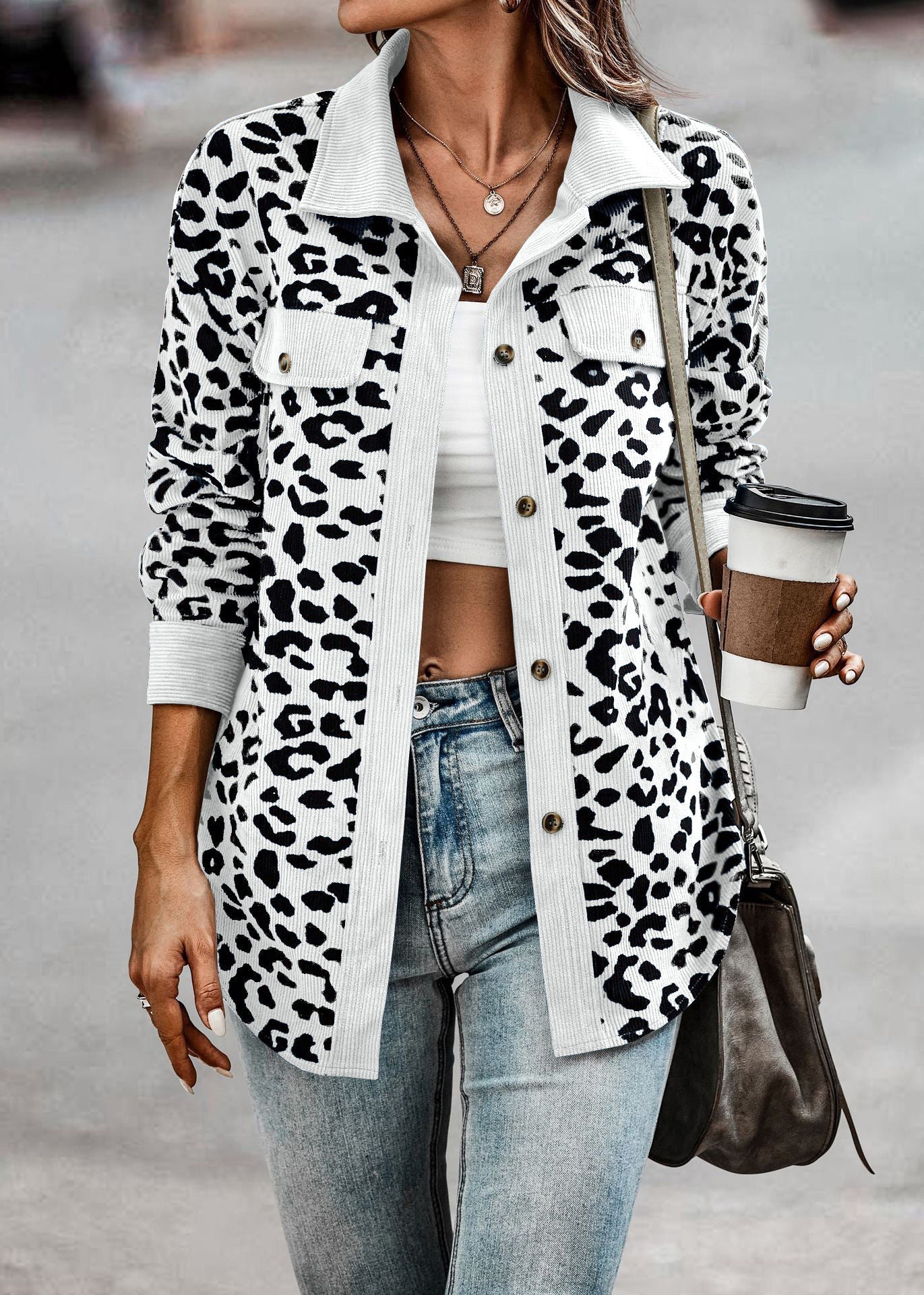 Jenny – Damenjacke mit Leopardenmuster und Knöpfen