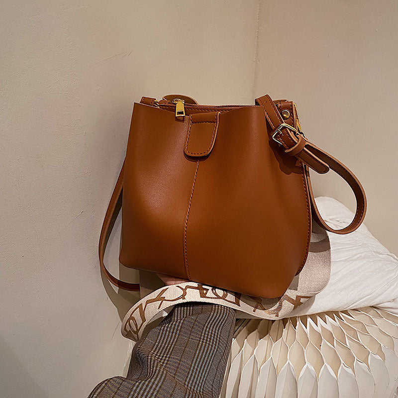 Heidi – Breiter Schultergurt Eimer Tasche