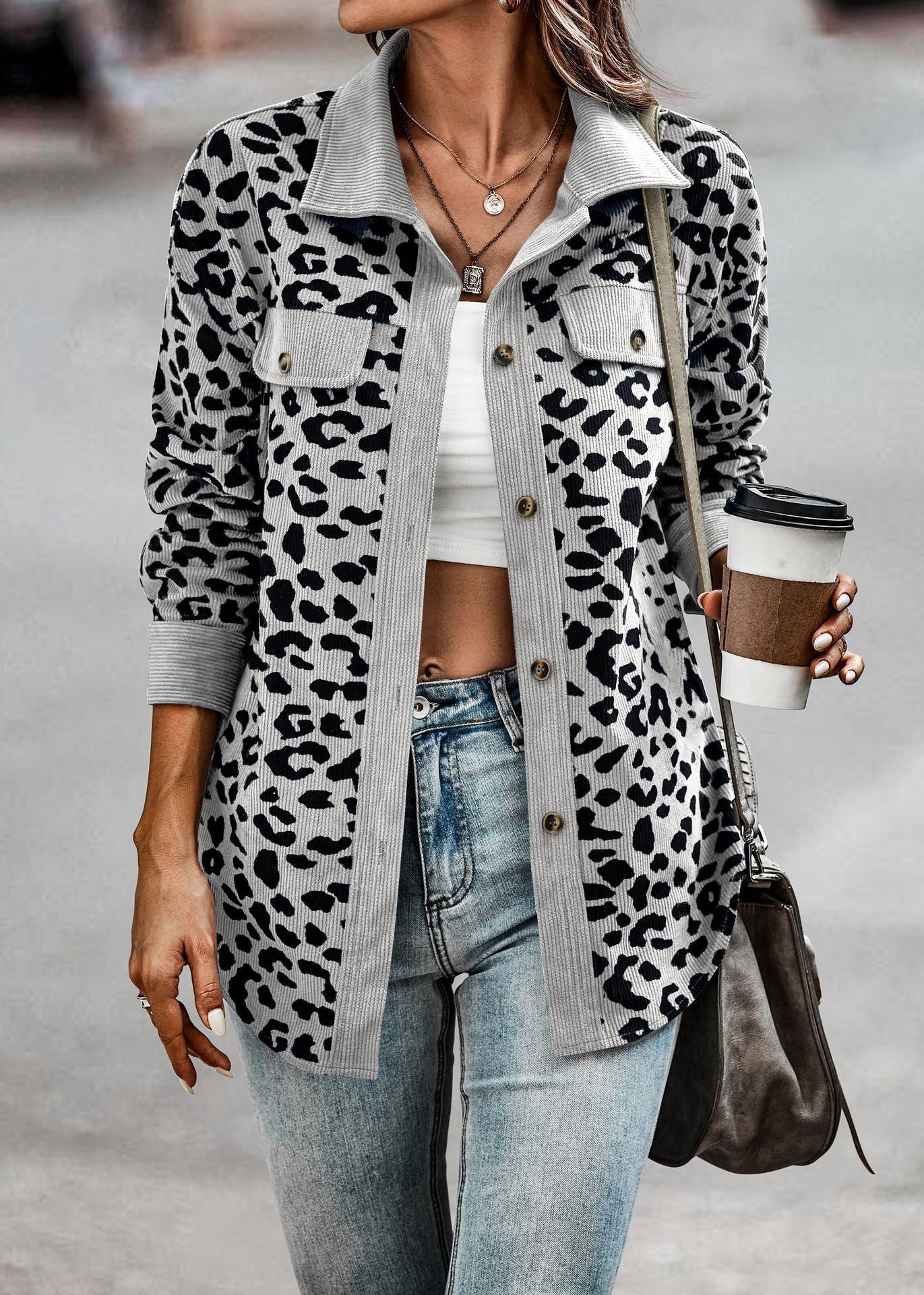 Jenny – Damenjacke mit Leopardenmuster und Knöpfen