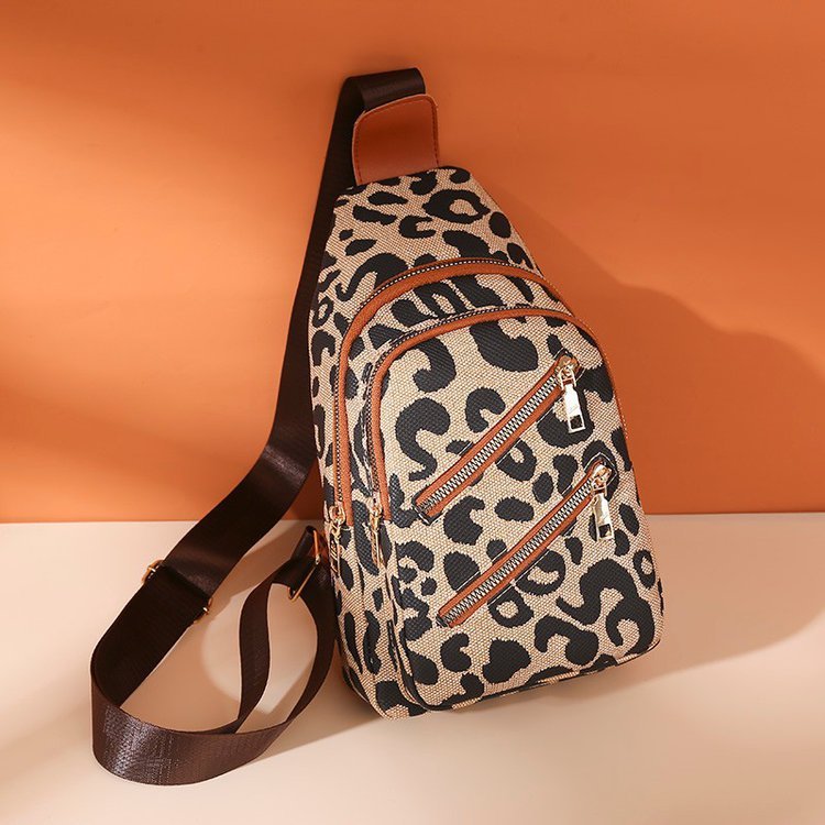 Natasha – Leopard Slingtasche mit Kopfhöreranschluss