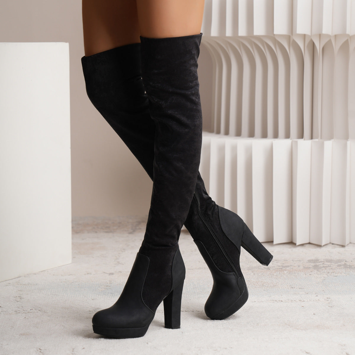 Barbara – Damen Stiefel mit elastischem Wildleder und hohem Blockabsatz