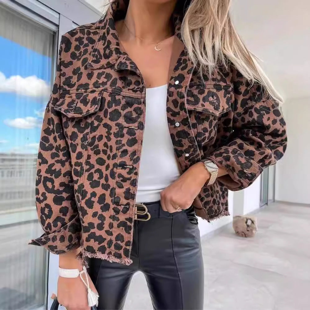 Joan – Damenjacke mit Leopardenmuster und Taschen im Y2K-Stil