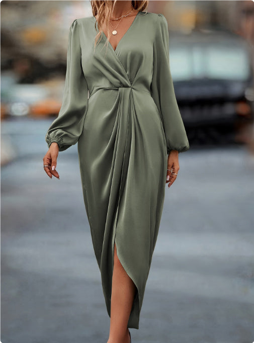 Sara – Tailliertes Langarmkleid mit Schlitz
