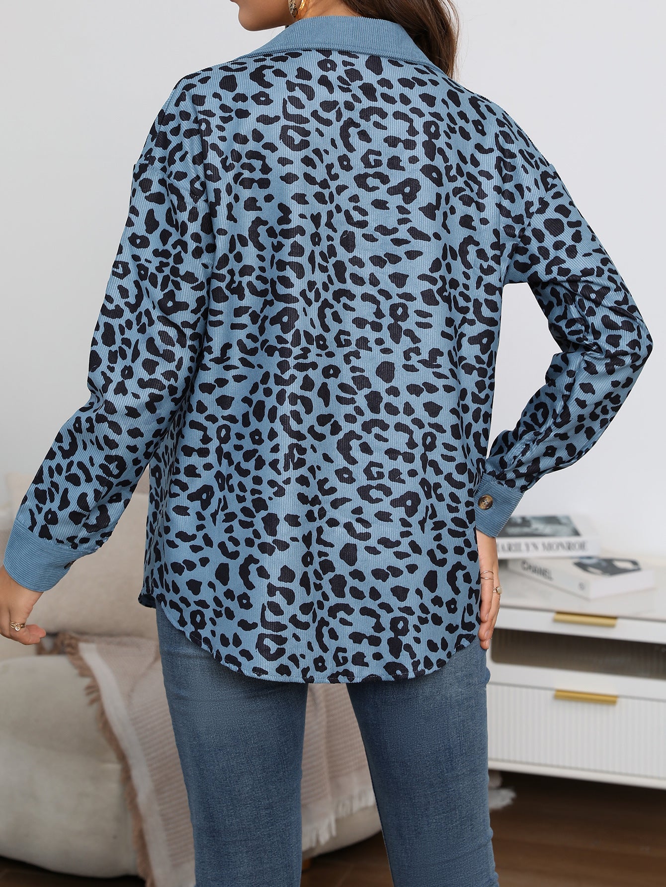 Jenny – Damenjacke mit Leopardenmuster und Knöpfen