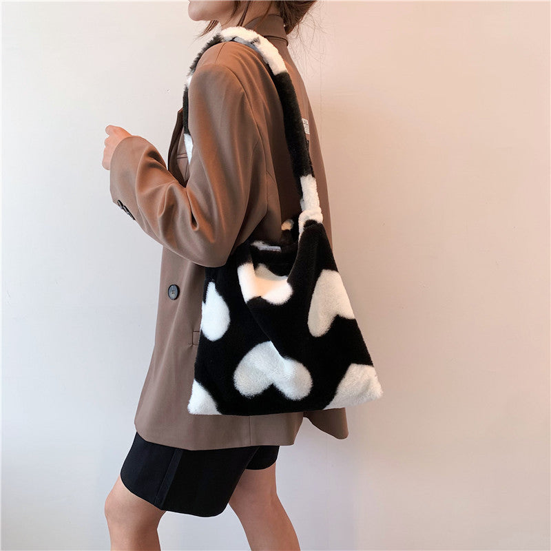 Jacqueline – Winterliche Plüsch-Schultertasche mit Herzmotiv