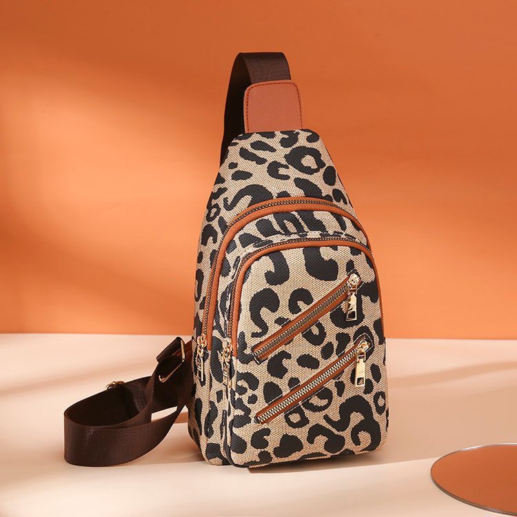 Natasha – Leopard Slingtasche mit Kopfhöreranschluss
