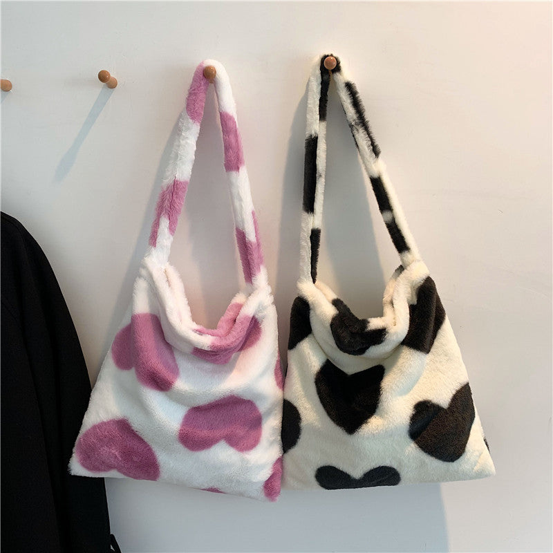 Jacqueline – Winterliche Plüsch-Schultertasche mit Herzmotiv
