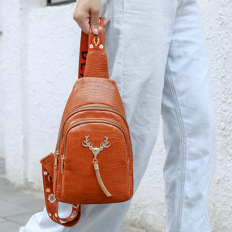 Abigail – Crossbody-Tasche mit Hirschquasten und modischer Stickerei