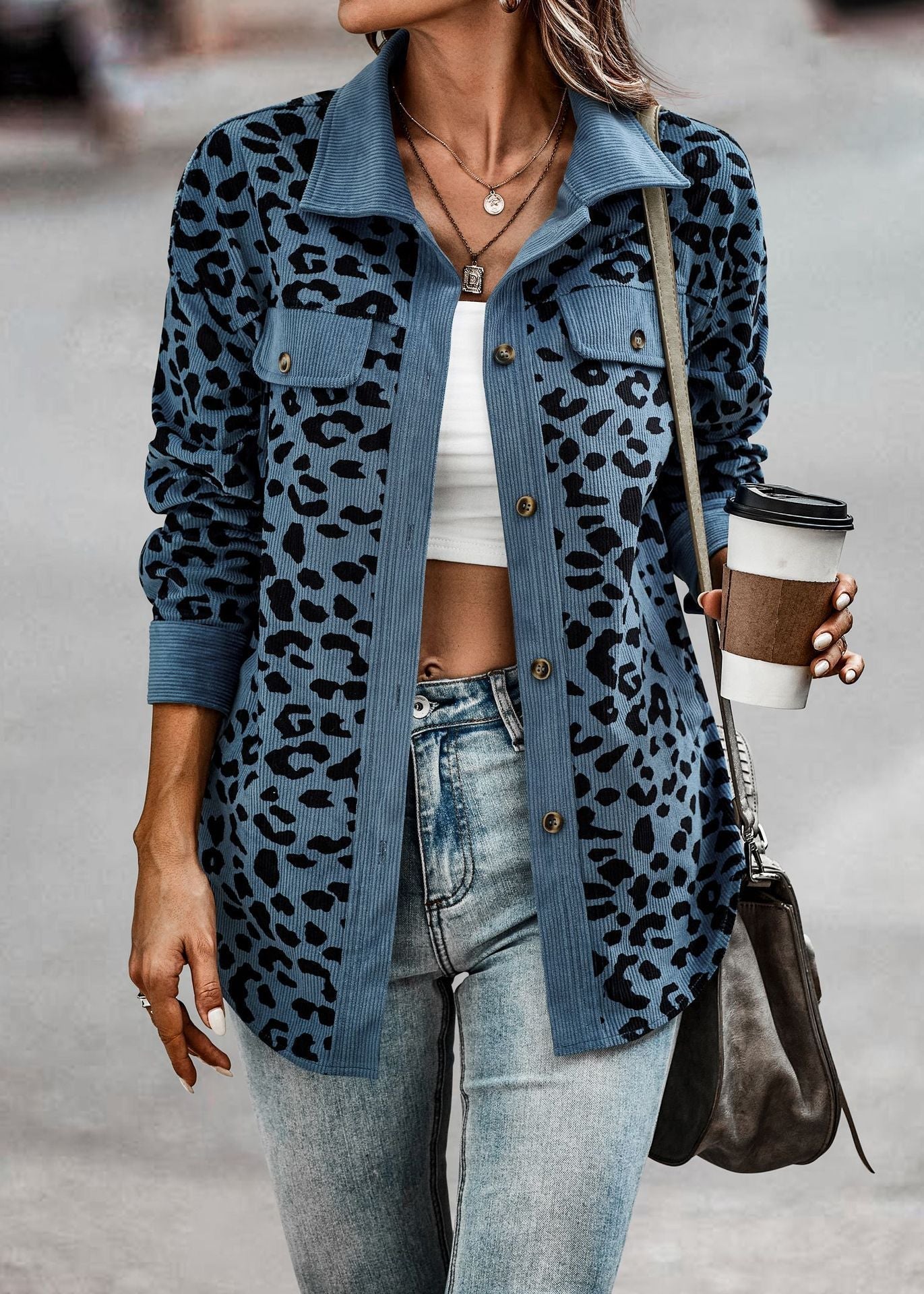 Jenny – Damenjacke mit Leopardenmuster und Knöpfen