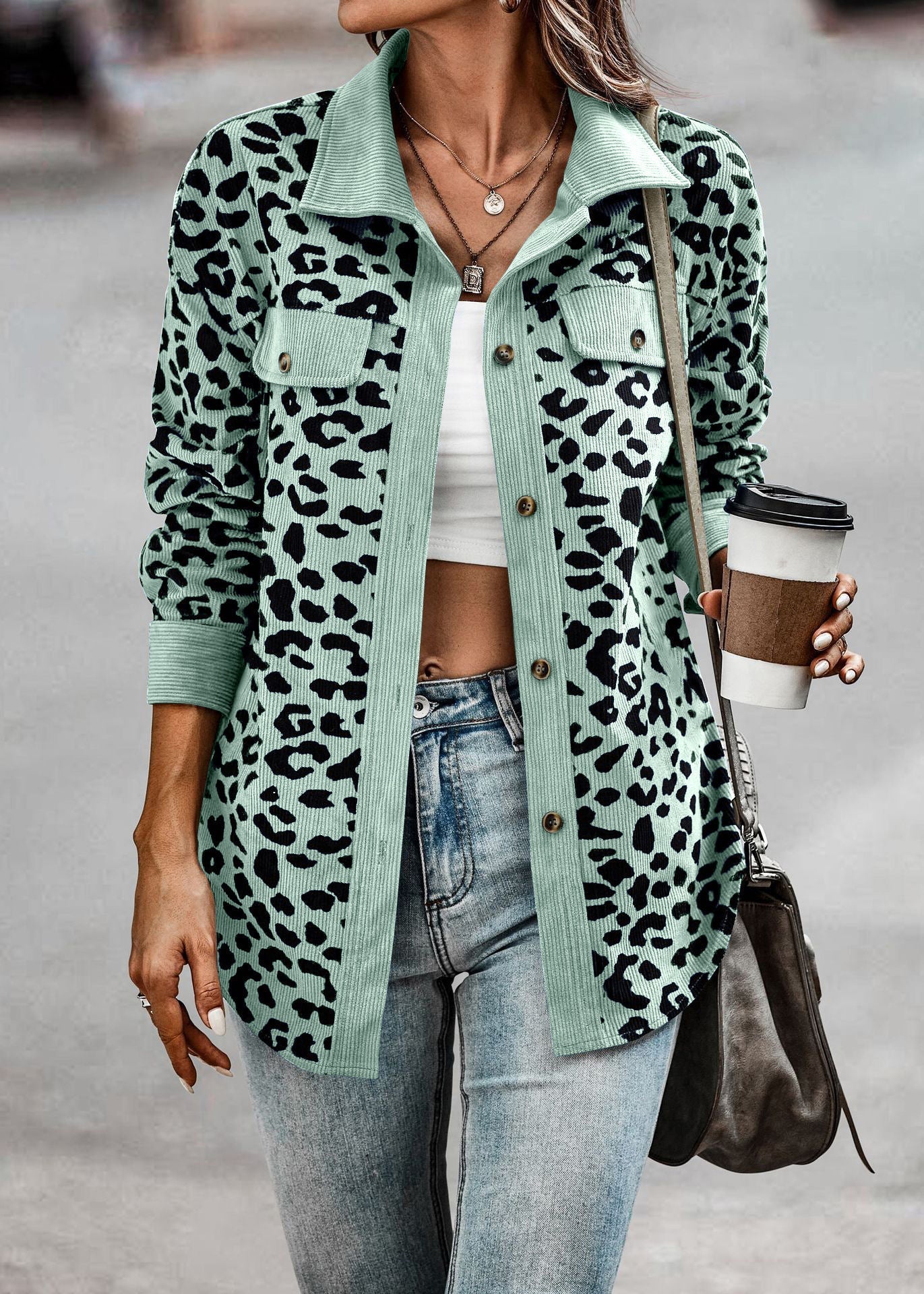 Jenny – Damenjacke mit Leopardenmuster und Knöpfen