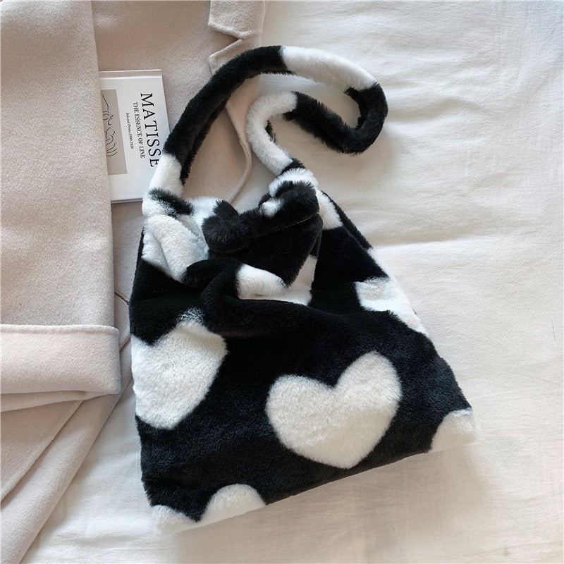 Jacqueline – Winterliche Plüsch-Schultertasche mit Herzmotiv