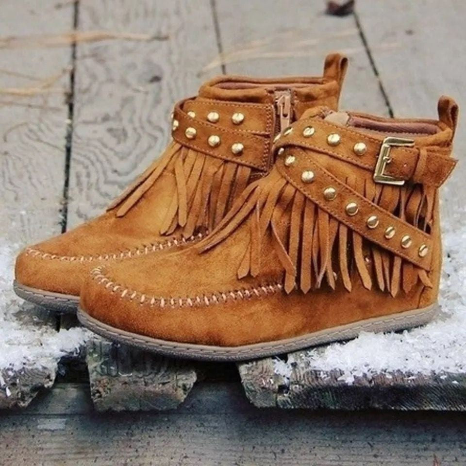 Barbara – Retro Stiefeletten mit Nieten und Quasten