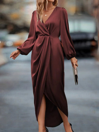 Sara – Tailliertes Langarmkleid mit Schlitz