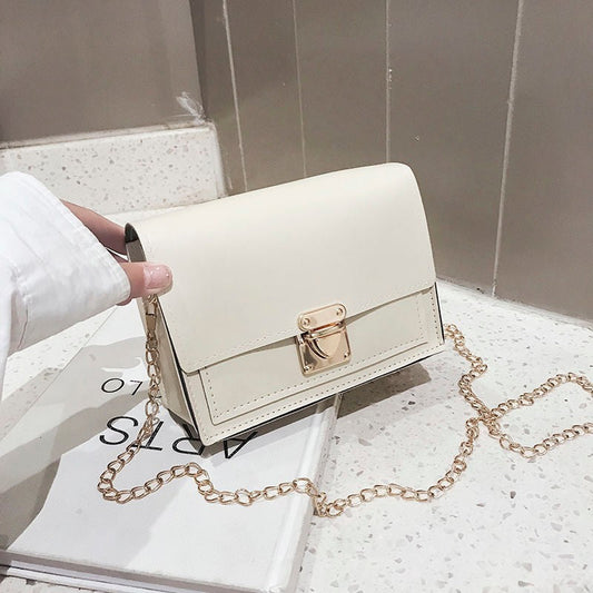 Marie – Schultertasche mit Kette und Retro-Design
