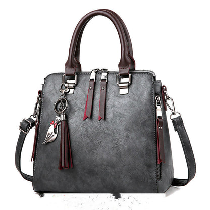 Audrey – Große Damenhandtasche mit veganem Leder und Quaste