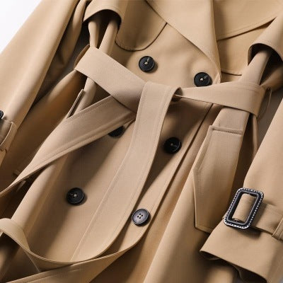 Zoe – Zweireihiger mittellanger Trenchcoat mit Bindegürtel