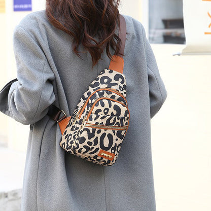 Natasha – Leopard Slingtasche mit Kopfhöreranschluss