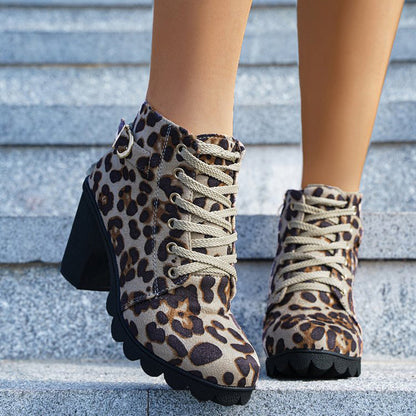 Jacqueline – Leopard Print Stiefeletten aus Wildleder