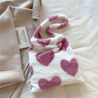 Jacqueline – Winterliche Plüsch-Schultertasche mit Herzmotiv