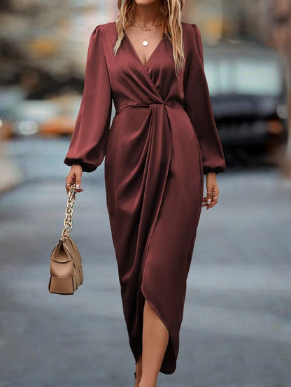 Sara – Tailliertes Langarmkleid mit Schlitz