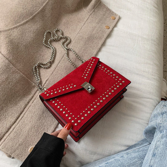 Margaret – Modische Schultertasche mit Ketten und Nieten