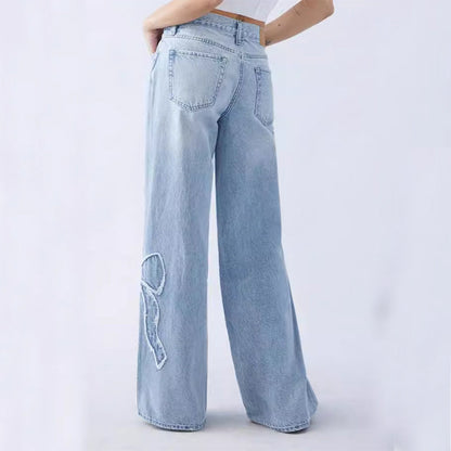 Judith – Gerade Damenjeans mit gesticktem Schmetterlingsdesign