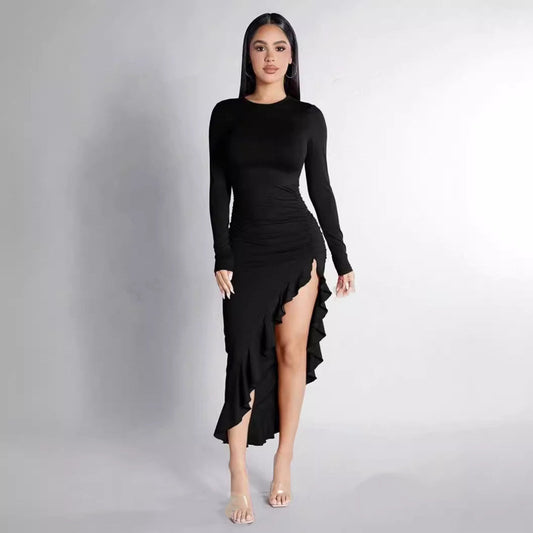 Patricia – Schlankes Kleid mit Rüschen und Schlitz