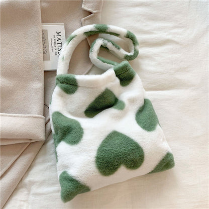Jacqueline – Winterliche Plüsch-Schultertasche mit Herzmotiv