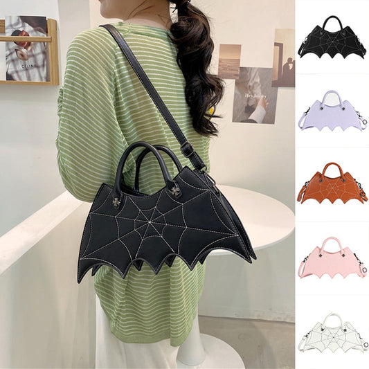 Phoebe – Fledermaus Umhängetasche mit Spinnennetz-Design