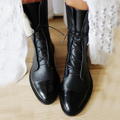 Lena – Schwarze, flache, spitze Stiefeletten für Damen im britischen Stil