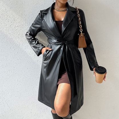 Rebecca – Langer Trenchcoat aus PU-Leder mit Taschen