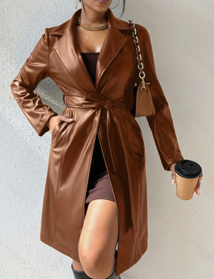 Rebecca – Langer Trenchcoat aus PU-Leder mit Taschen