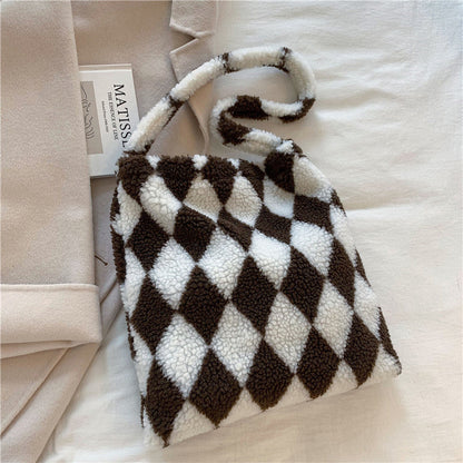 Jacqueline – Winterliche Plüsch-Schultertasche mit Herzmotiv