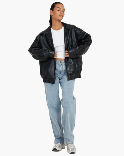 Damen Oversize Lederjacke im Streetstyle-Look für Alltag und Ausgehen