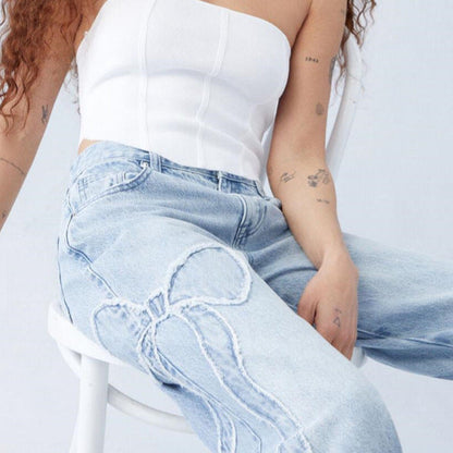 Judith – Gerade Damenjeans mit gesticktem Schmetterlingsdesign