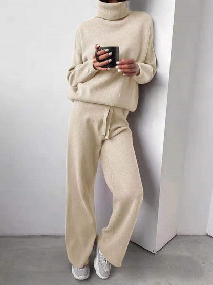 Carol – Freizeitanzug mit Rollkragenpullover und Kordelzughose