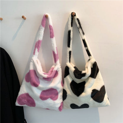 Jacqueline – Winterliche Plüsch-Schultertasche mit Herzmotiv