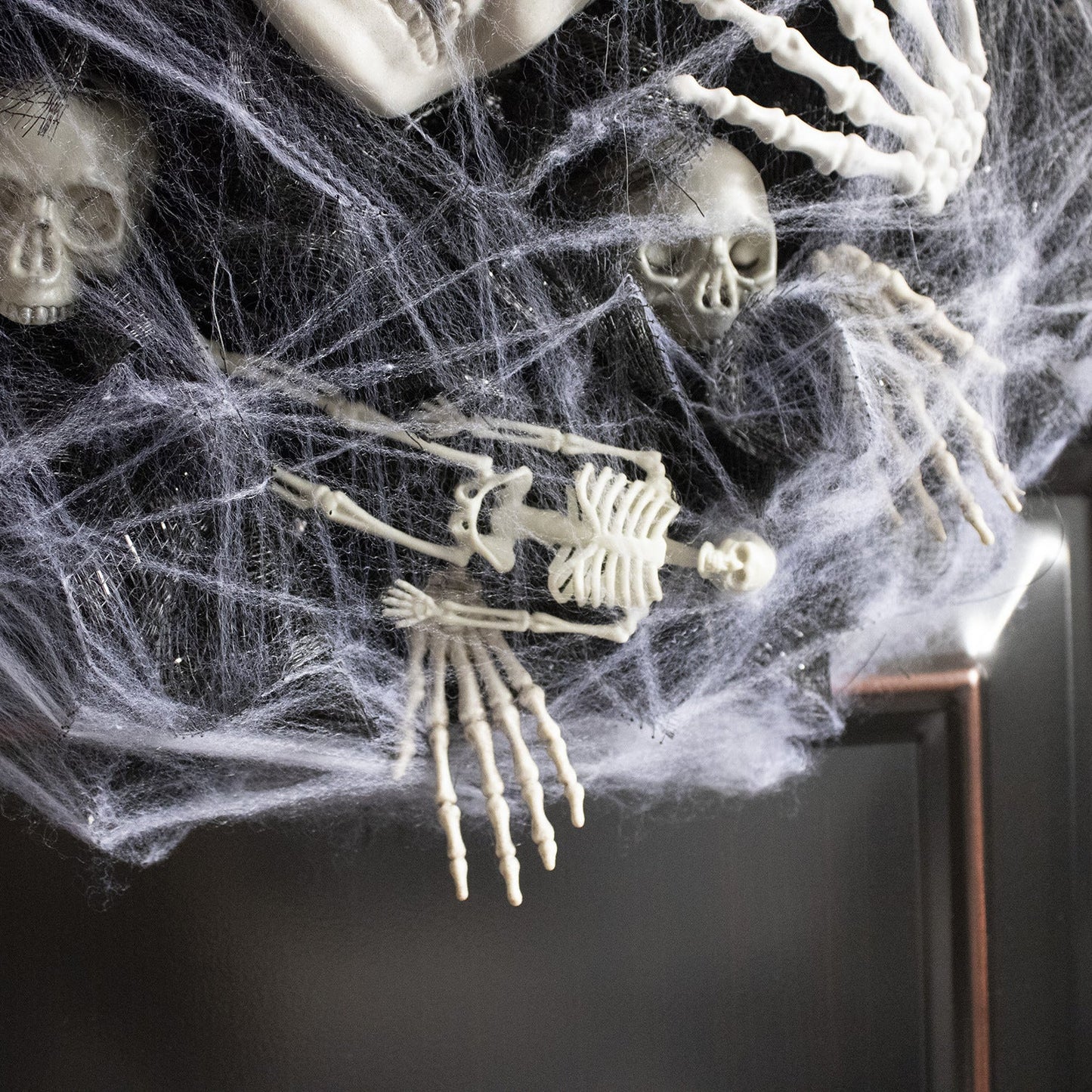 Halloween Türkranz Skelett Deko – Gruselige Mesh Girlande für Haustür und Party